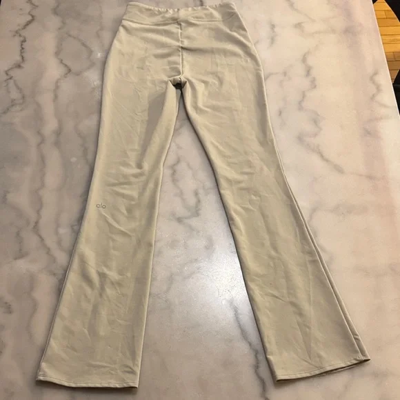 ALO Airbrush Flutter Leggings - Cream/Tan - Picture 8 of 9